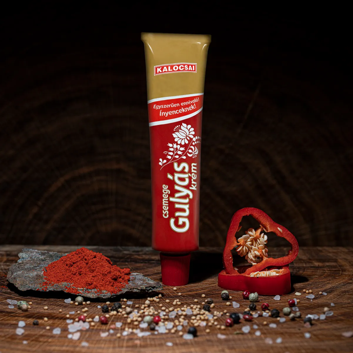 Kalocsai ungarische Gulaschcreme mild Tube auf Holzbrett.