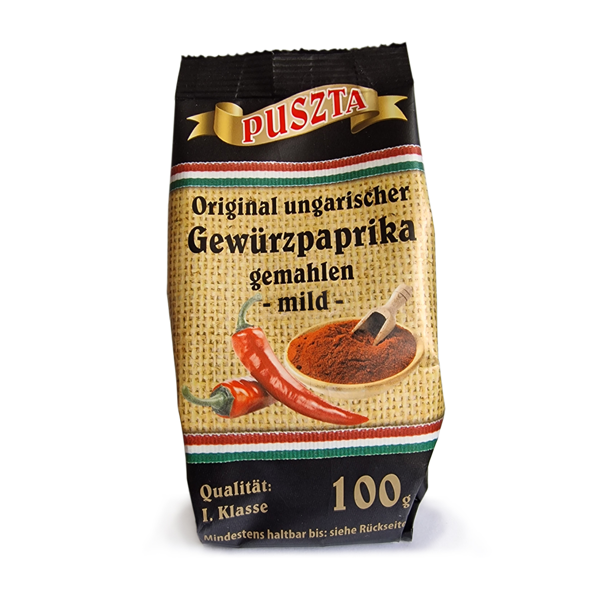 Puszta ungarischer Gewuerzpaprika Pulver mild auf weißem Hintergrund.