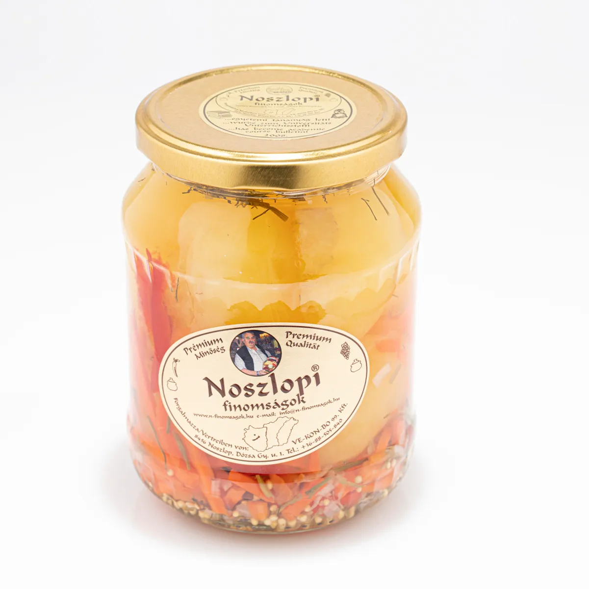 Noszlopi ungarisches Apfelpaprika in mild im Glas auf weißem Hintergrund.