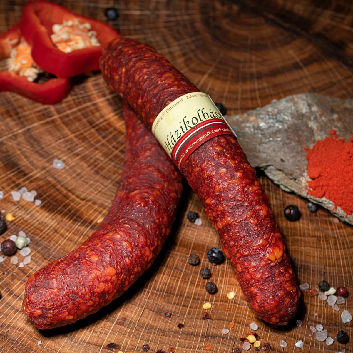 Ungarische Wurst Haszikolbasz mit Deko auf Tischplatte.