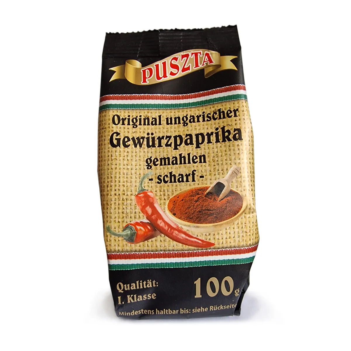 Puszta ungarischer Gewuerzpaprika Pulver scharf auf weißem Hintergrund.