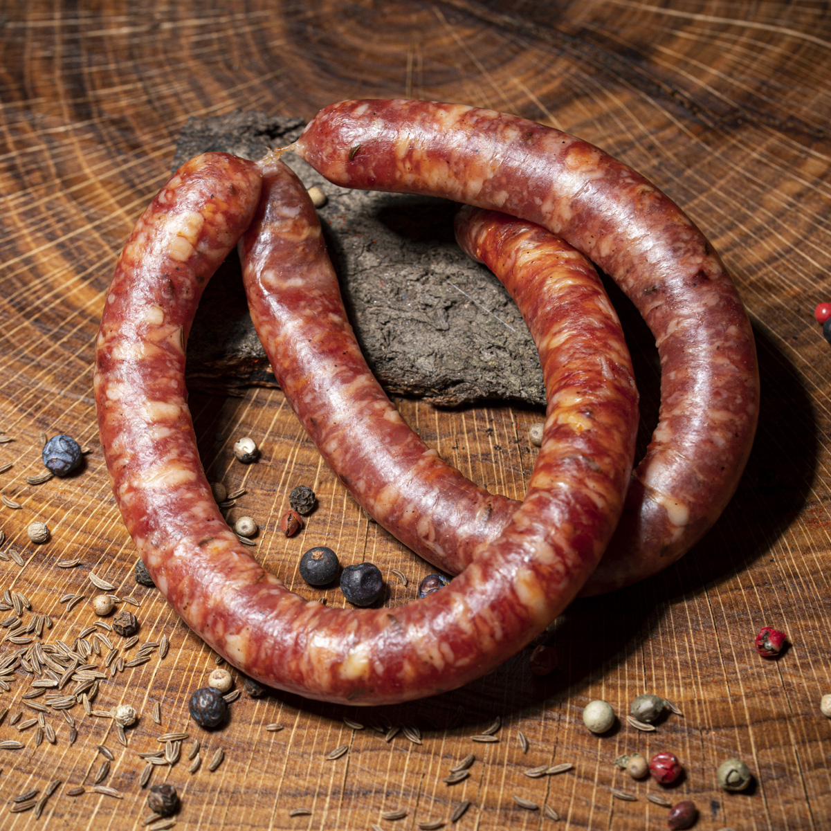 Rauchpeitschen aus Schweinefleisch auf einem Holztisch.