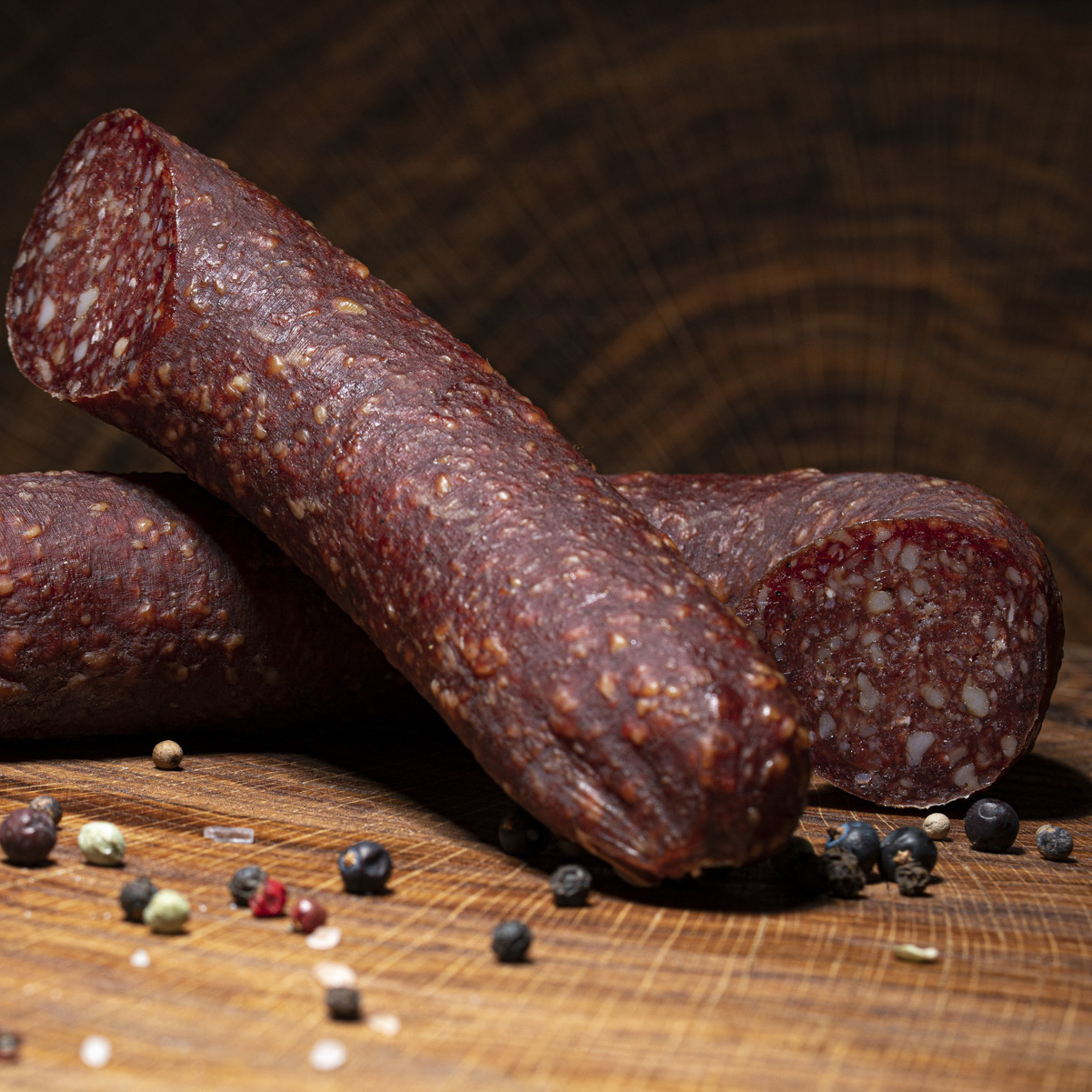 Wurstspezialität Karpatensalami auf einem Holztisch.