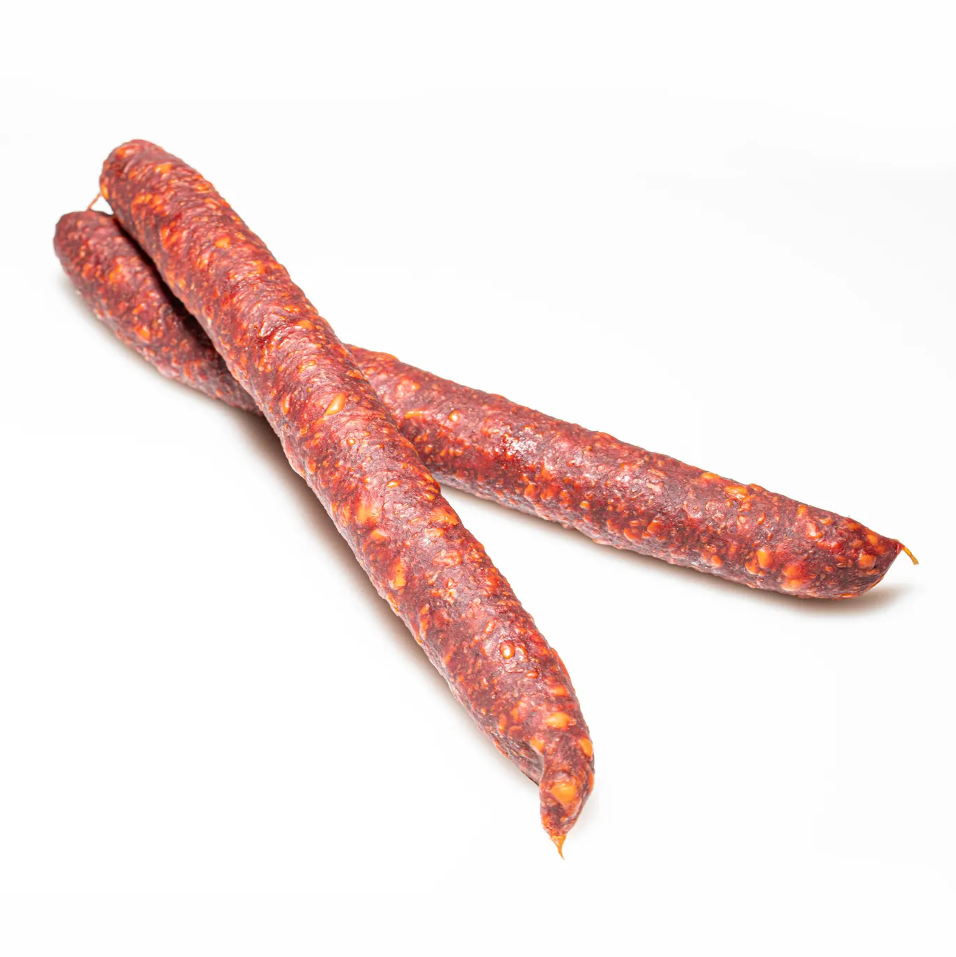 Wurstspezialität Langolt-Kolbasz auf weißem Hintergrund.