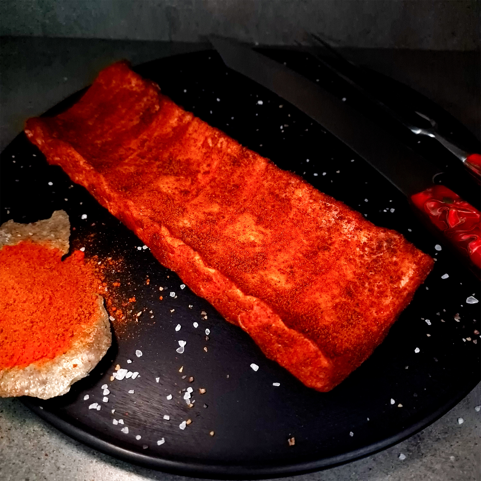Probieren Sie jetzt unsere BBQ Spare Ribs mit hauseigenem Rub dazu! BBQ Spare Ribs mit hauseigenem Rub auf einem Teller.
