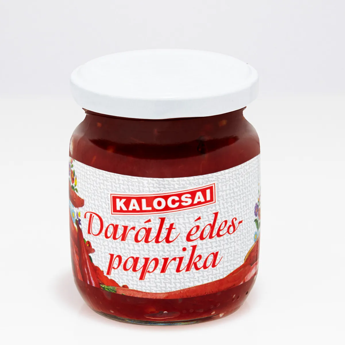 Kalocsai ungarisches Paprikapuerree mild im Glas auf weißem Hintergrund.