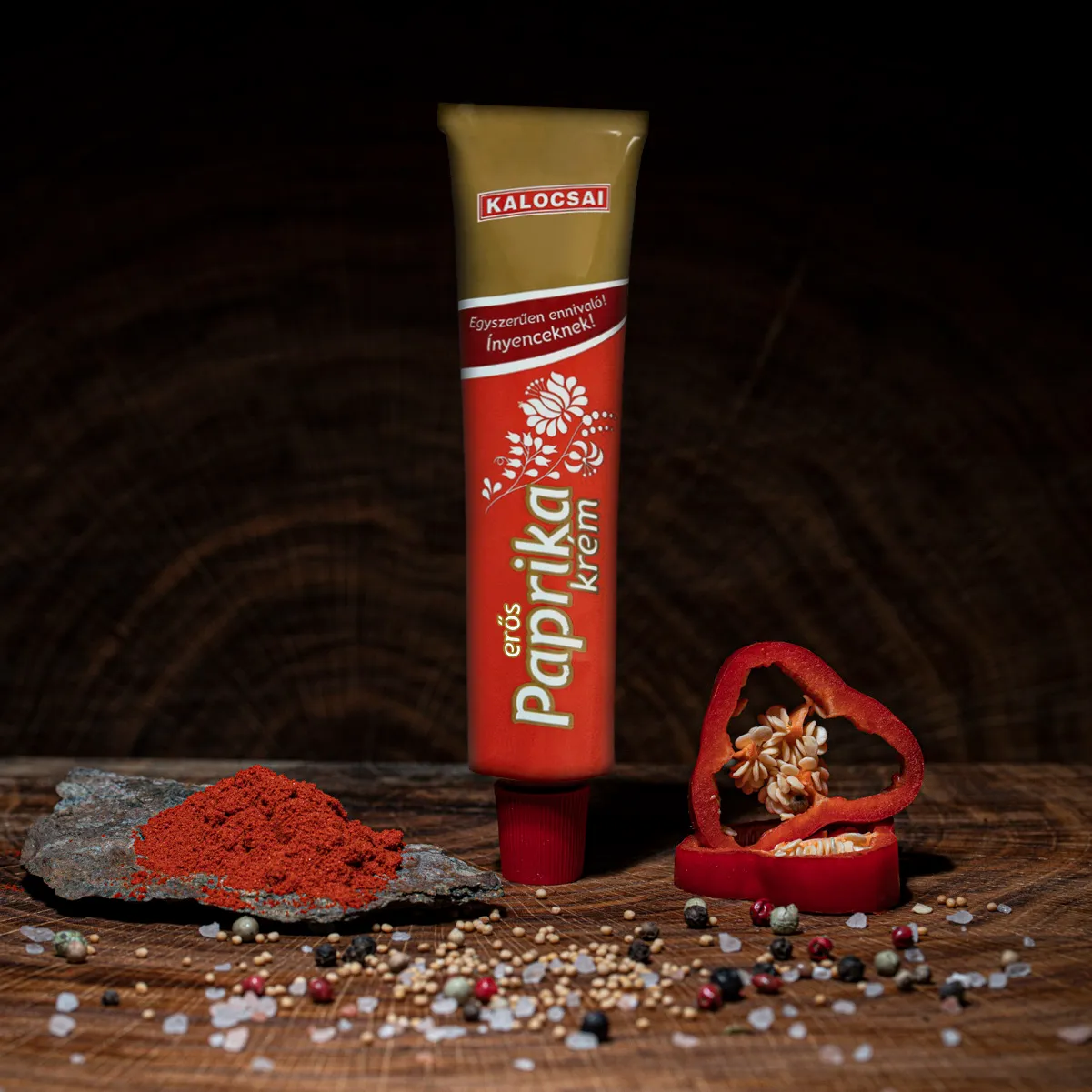 Kalocsai ungarische Paprikacreme scharf Tube auf Holztisch.