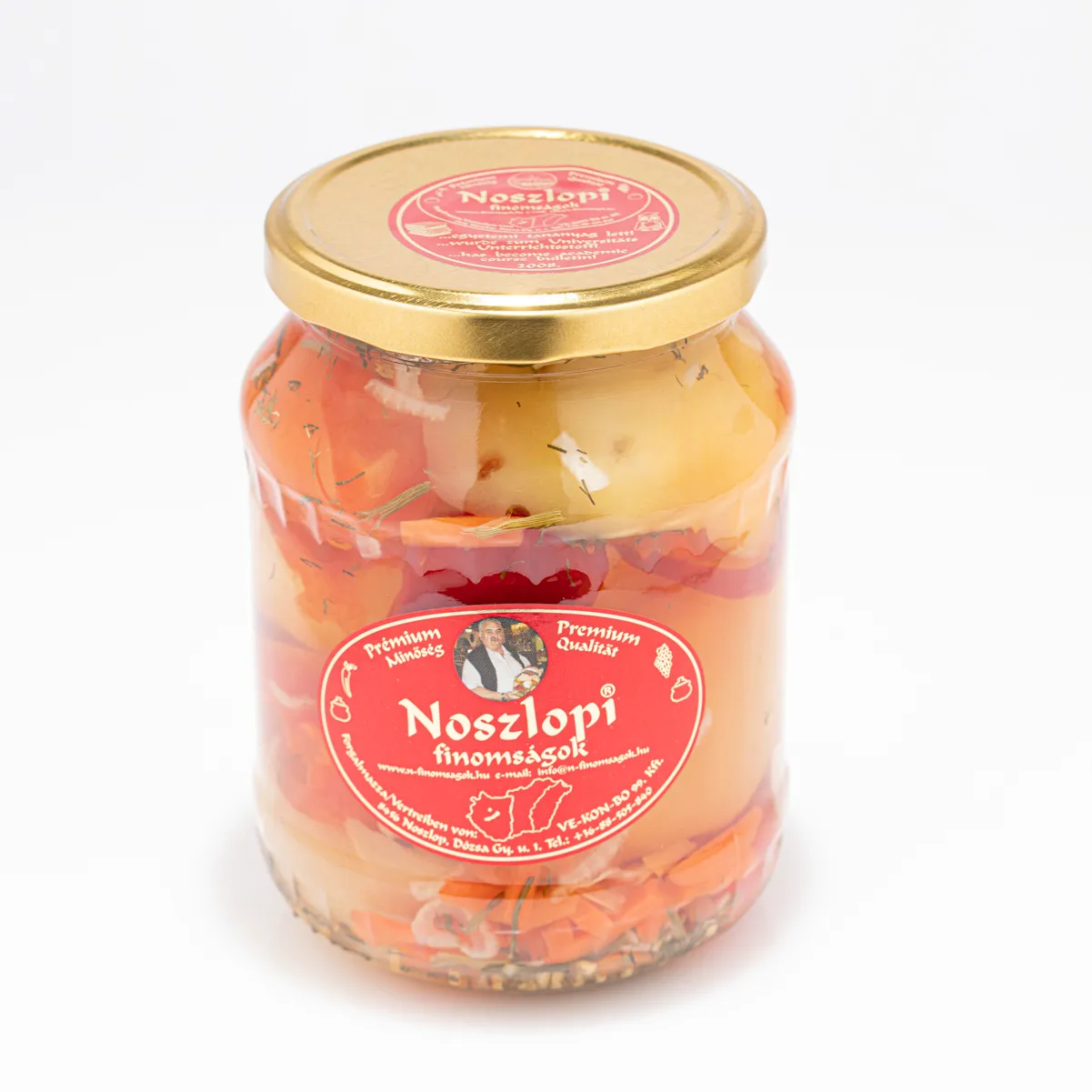 Noszlopi ungarisches Apfelpaprika in scharf im Glas auf weißem Hintergrund.