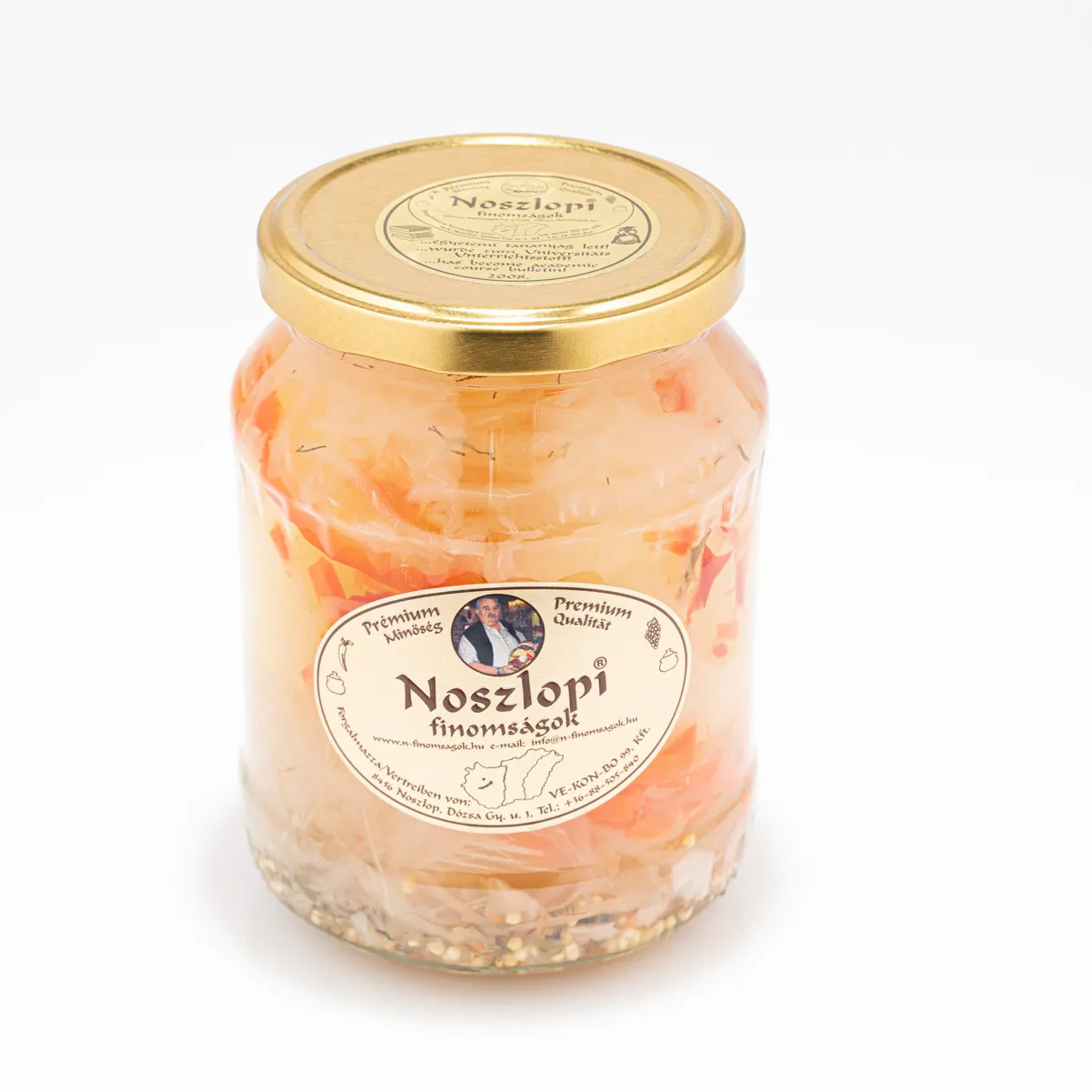Noszlopi ungarisches, mildes Apfelpaprika mit Kraut im Glas auf weißem Hintergrund.