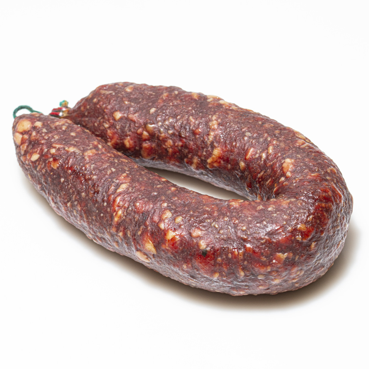Walnusssalami vor weißem Hintergrund.