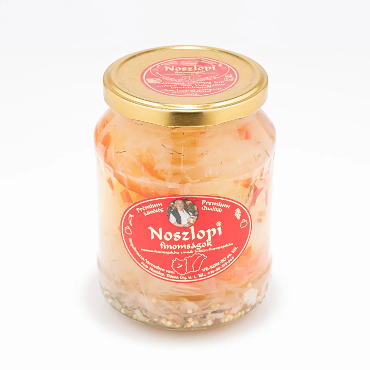 Noszlopi ungarisches, scharfes Apfelpaprika mit Kraut im Glas auf weißem Hintergrund.