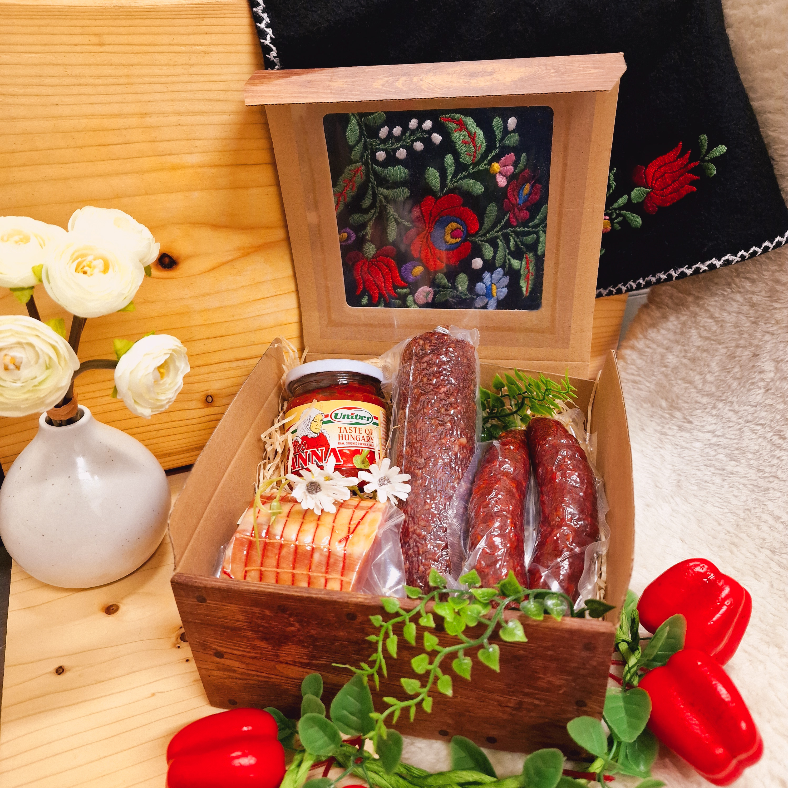 Geschenkbox mit würzigen Wurstwaren als Inhalt.