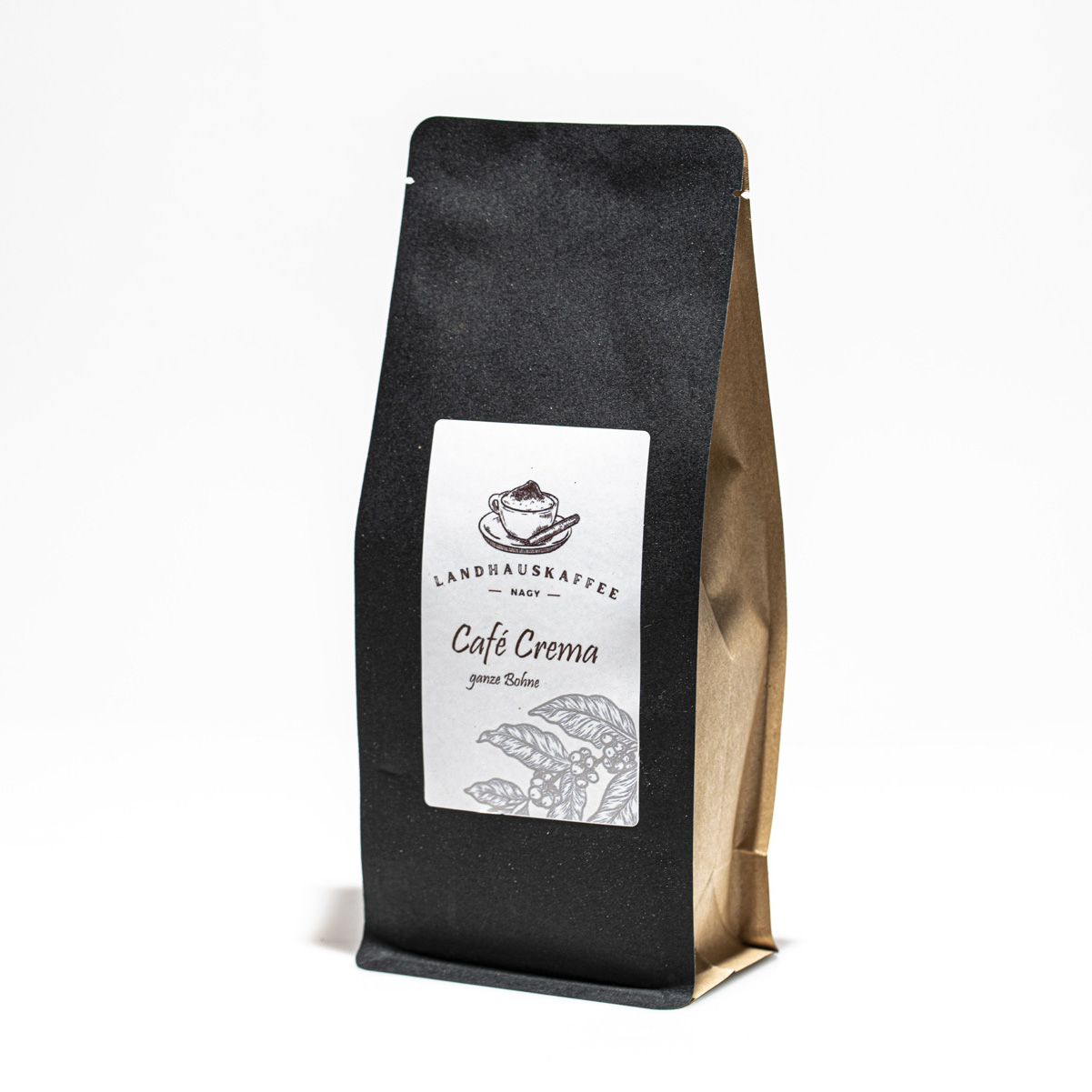 Schwarze Tüte mit gerösteten Kaffeebohnen als Inhalt.